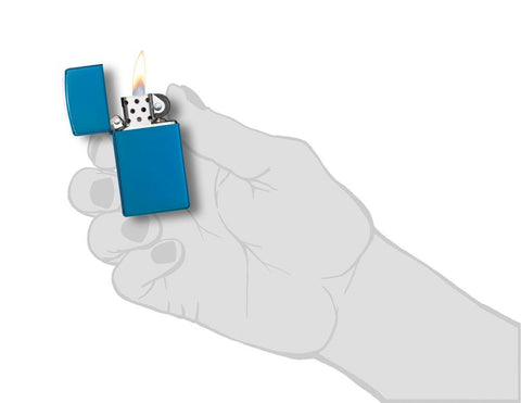 Vue de face briquet Zippo Slim bleu saphir modèle de base, ouvert avec flamme dans une main stylisée