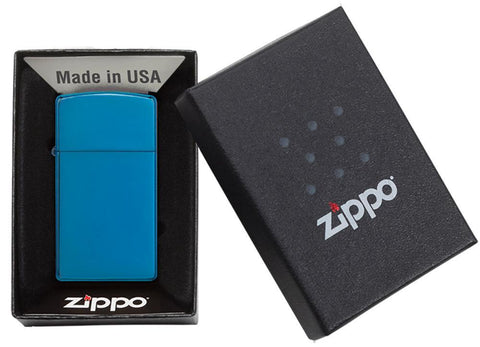 Vue de face briquet Zippo Slim bleu saphir modèle de base, dans une boîte cadeau ouverte