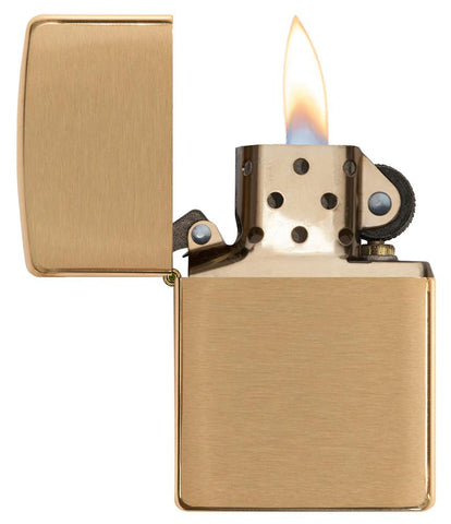 Vue de face briquet Zippo Brass Brushed modèle de base, ouvert avec flamme