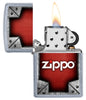 Vista frontal del mechero a prueba de viento Zippo Metal Mesh Design abierto, con llama