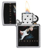 Encendedor Zippo vista frontal cromado abierto y encendido con imagen coloreada de Eric Clapton tocando la guitarra