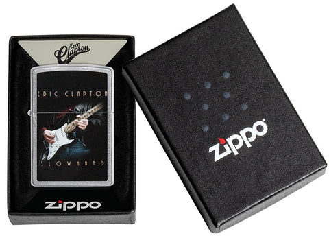 Encendedor Zippo vista frontal cromada con imagen coloreada de Eric Clapton tocando la guitarra