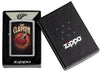 Encendedor Zippo vista frontal cromada con imagen coloreada de una guitarra roja de Eric Clapton en caja abierta