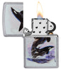 Encendedor Zippo vista frontal cromo abierto y encendido con ilustración coloreada de dos orcas dibujada por Guy Harvey