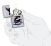 Encendedor Zippo vista frontal cromo abierto y encendido con imagen coloreada de dos orcas dibujada por Guy Harvey en mano estilística