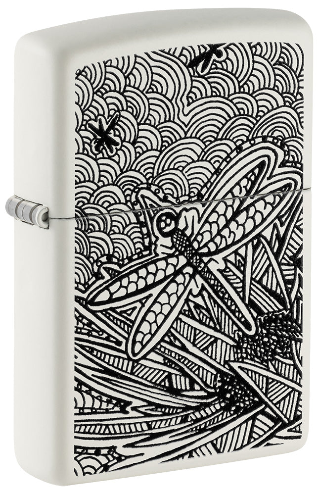 Encendedor Zippo vista frontal ¾ de ángulo blanco mate con ilustración de una libélula al estilo del arte aborigen