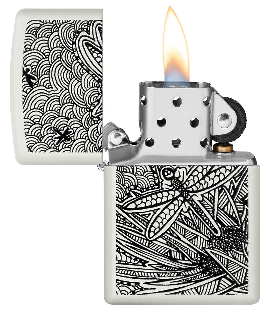 Encendedor Zippo Vista Frontal Blanco Mate Abierto y Encendido con Imagen de Libélula en Estilo de Arte Aborigen