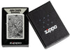 Encendedor Zippo vista frontal blanco mate con ilustración de una libélula en el estilo de arte aborigen en caja abierta