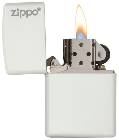 Vue de face briquet Zippo blanc mat modèle avec logo Zippo, ouvert avec flamme
