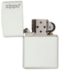 Vue de face briquet Zippo blanc mat modèle de base avec logo Zippo, ouvert 