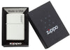 Vue de face briquet Zippo blanc mat modèle de base avec logo Zippo, ouvert avec flamme dans un emballage ouvert