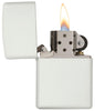 Vue de face briquet Zippo blanc mat modèle de base, ouvert avec flamme