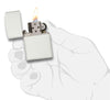 Vue de face briquet Zippo blanc mat modèle de base, ouvert avec flamme dans une main élégante