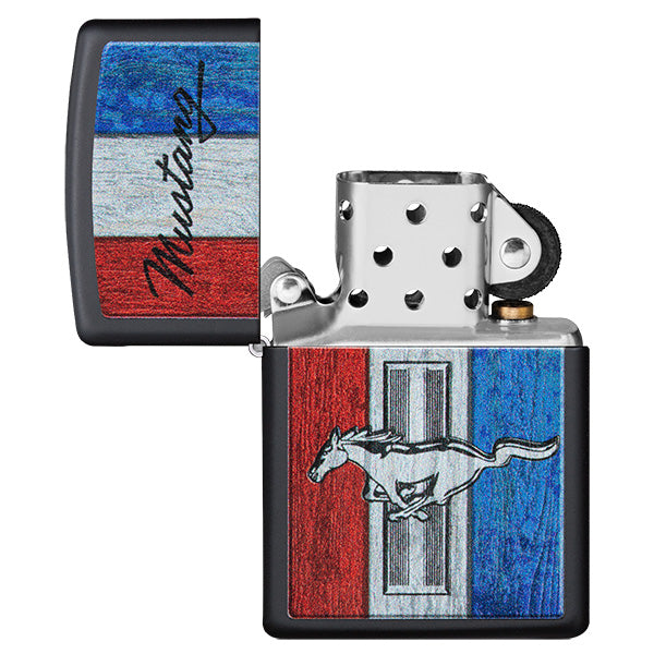 Encendedor Zippo vista frontal negro mate abierto con imagen coloreada del logotipo de Ford Mustang