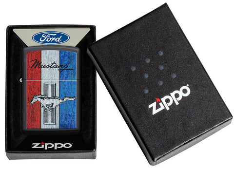 Encendedor Zippo vista frontal negro mate con imagen coloreada del logotipo de Ford Mustang en caja de regalo de Ford