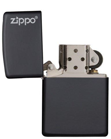 Vue de face briquet Zippo Black Matte modèle de base avec marque Zippo, ouvert