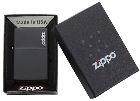 Vue de face briquet Zippo Black Matte modèle de base avec marque Zippo, dans une boîte cadeau ouverte