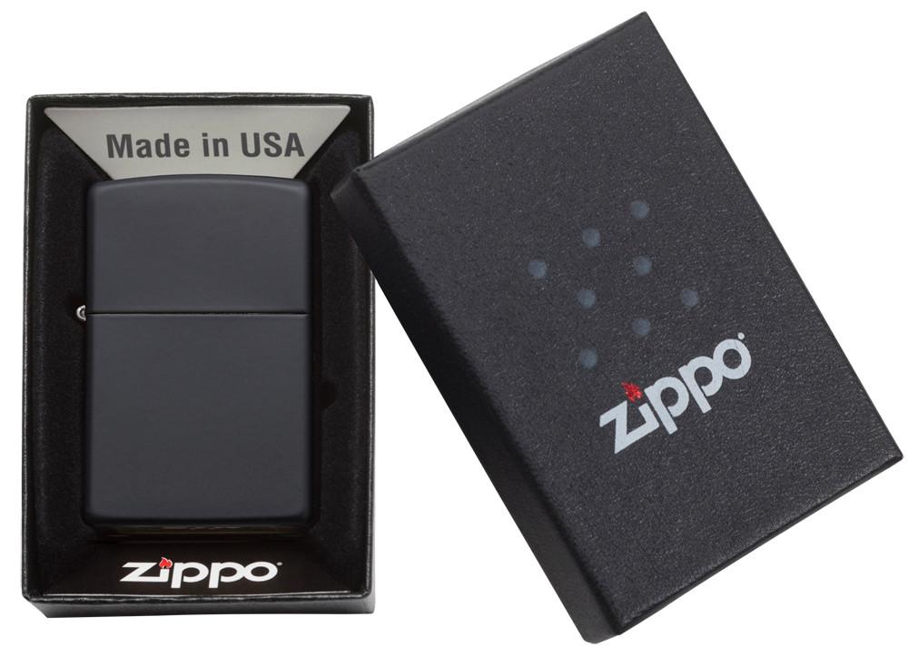 Vue de face briquet Zippo Media Chrome Black Matte, dans une boîte cadeau ouverte