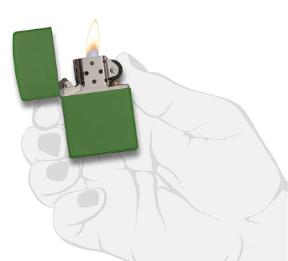 Briquet Zippo modèle de base Moss Green Matte, ouvert avec flamme dans une main stylisée