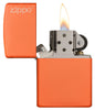 Vue de face briquet Zippo Orange Matte modèle de base avec logo Zippo, ouvert avec flamme