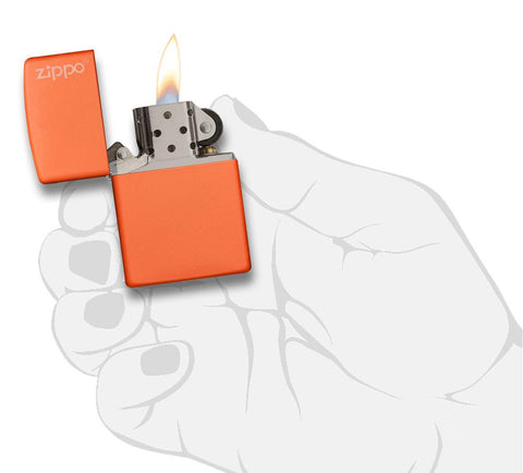 Vue de face briquet Zippo Orange Matte modèle de base avec logo Zippo, ouvert avec flamme dans une main stylisée