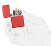 Vue de face briquet Zippo Red Matte avec logo Zippo, ouvert avec flamme dans une main élégante