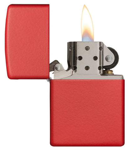 Vue de face briquet Zippo Red Matte modèle de base, ouvert avec flamme