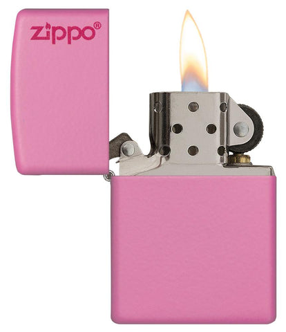 Vue de face briquet Zippo Pink Matte modèle avec logo Zippo, ouvert avec flamme