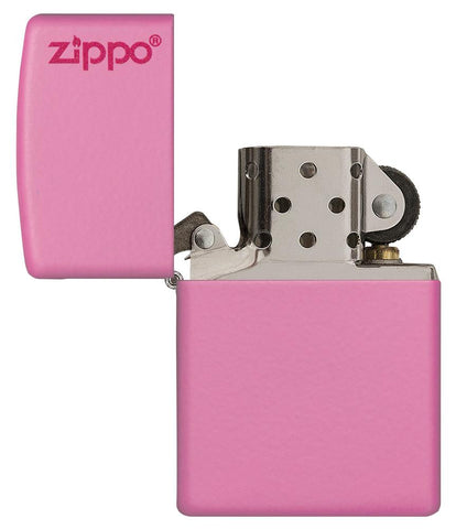 Vue de face briquet Zippo Pink Matte modèle avec logo Zippo, ouvert 