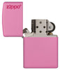 Vue de face briquet Zippo Pink Matte modèle avec logo Zippo, ouvert 