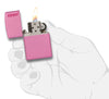 Vue de face briquet Zippo Pink Matte modèle avec logo Zippo, ouvert avec flamme dans une main stylisée