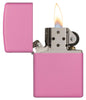 Vue de face briquet Zippo Pink Matte modèle de base, ouvert avec flamme