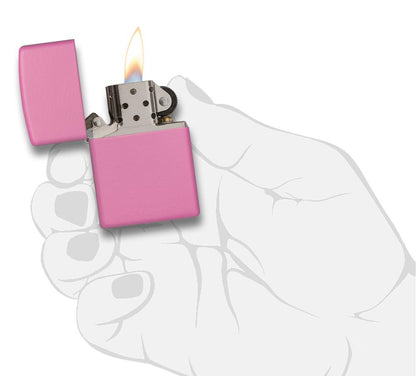 Vue de face briquet Zippo Pink Matte modèle de base, ouvert avec flamme dans une main stylisée