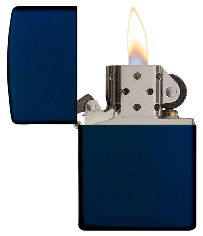 Vue de face briquet Zippo modèle de base Navy Blue Matte, ouvert avec flamme