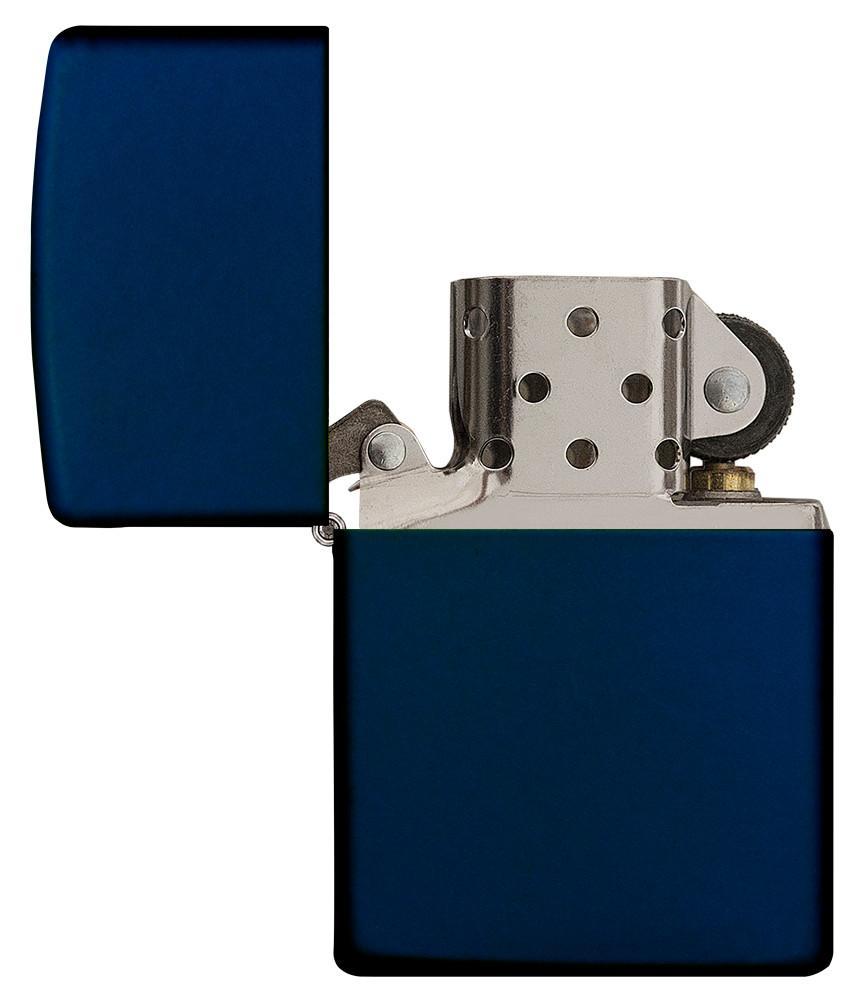 Vue de face briquet Zippo modèle de base Navy Blue Matte, ouvert 