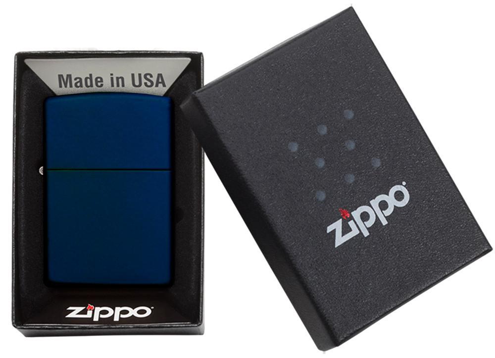 Vue de face briquet Zippo modèle de base Navy Blue Matte, dans un emballage ouvert
