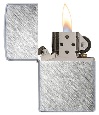 Vue de face briquet Zippo brossage à chevrons modèle de base, ouvert avec flamme