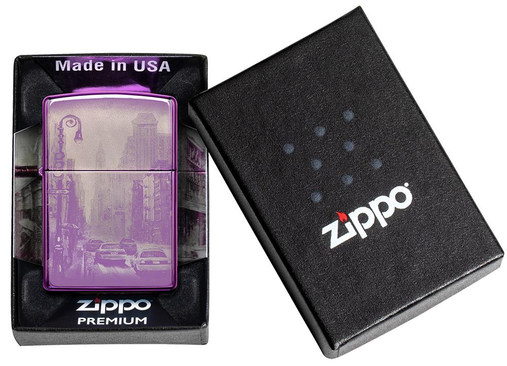 Zippo Feuerzeug lila 360 Grad New York City mit Hochhäusern und amerikanischen Yellow Cabs in geöffneter Premium Geschenkverpackung