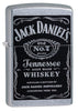 Vue de face 3/4 briquet Zippo chromé avec logo Jack Daniel's noir 