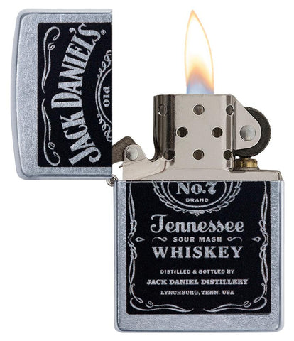 Briquet Zippo chromé avec logo Jack Daniel's noir, ouvert avec flamme