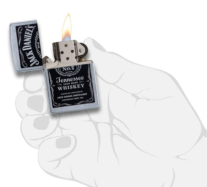 Briquet Zippo chromé avec logo Jack Daniel's noir, ouvert avec flamme dans une main stylisée