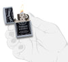 Briquet Zippo chromé avec logo Jack Daniel's noir, ouvert avec flamme dans une main stylisée