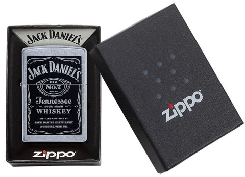 Briquet Zippo chromé avec logo Jack Daniel's noir, dans une boîte ouverte