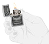 Vue de face briquet Zippo High Polish Chrome emblème logo Jack Daniel's, ouvert avec flamme dans une main stylisée