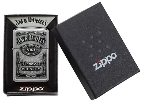 Vue de face briquet Zippo High Polish Chrome emblème logo Jack Daniel's, dans une boîte cadeau ouverte