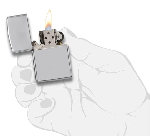 Vue de face briquet Zippo High Polish Chrome modèle de base, ouvert avec flamme dans une main stylisée