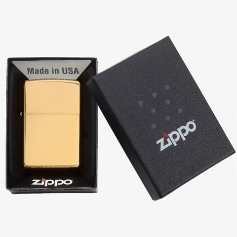 Vue de face briquet Zippo High Polished Brass modèle de base, dans une boîte cadeau ouverte