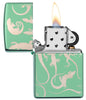 Zippo Feuerzeug 360 Grad Design in Hochglanz Grün mit vielen Geckos geöffnet mit Flamme