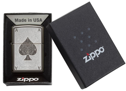 Vue de face briquet Zippo Black Ice avec carte as de pique gravé au laser, dans un emballage ouvert