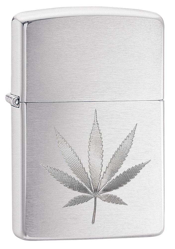 Vue de face 3/4 briquet Zippo chrome brossé feuille de chanvre gravée
